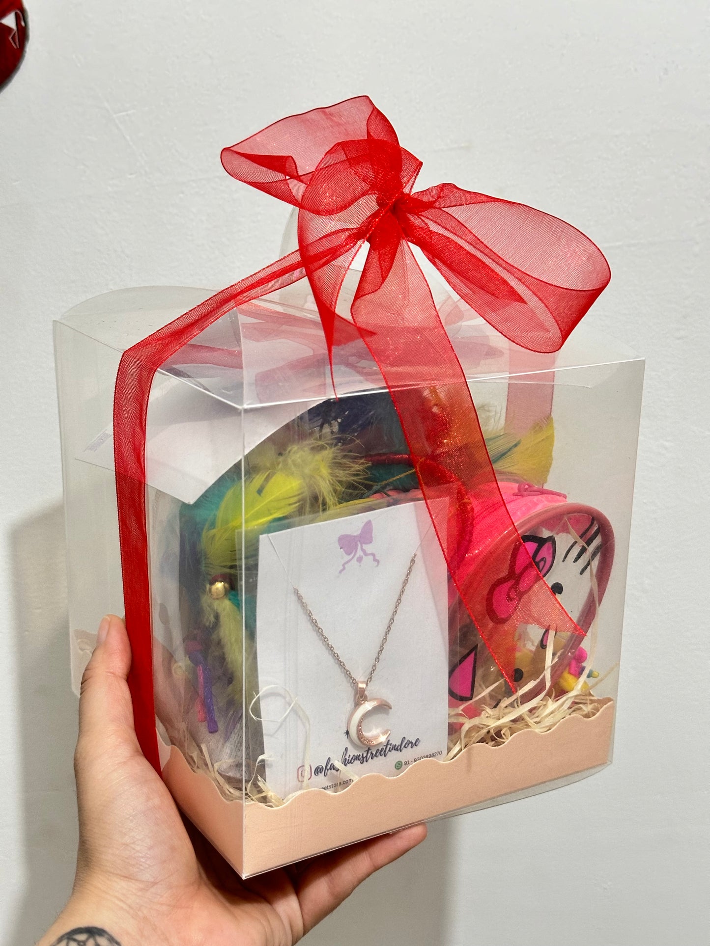 Transparent pouch hamper